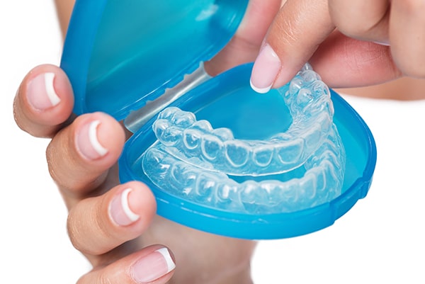 Cómo limpiar la ortodoncia Invisalign