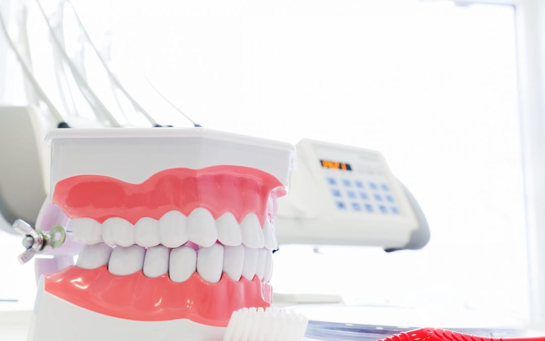 7 trucos para limpiar y mantener tu prótesis dental intacta